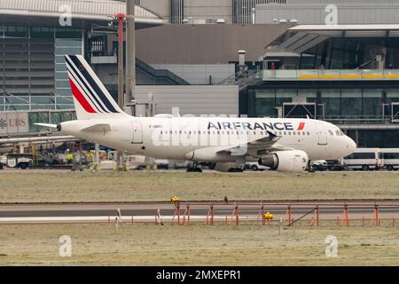 Zürich, Schweiz, 20. Januar 2023 Air France Airbus A319-115 fährt zu seiner Position Stockfoto