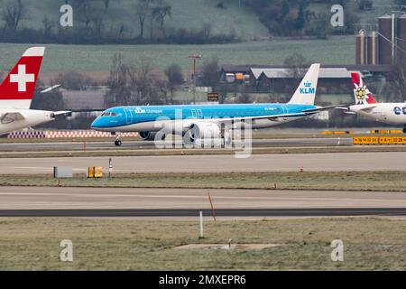 Zürich, Schweiz, 20. Januar 2023 KLM Royal Dutch Airlines Embraer E195-E2-Flugzeuge Rollen zu ihrer Position Stockfoto