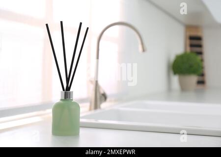Aromatischer Schilf-Lufterfrischer auf weißem Tisch in Innenräumen. Platz für Text Stockfoto