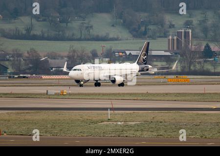 Zürich, Schweiz, 20. Januar 2023 Lufthansa Airbus A320-214 fährt zu seiner Position Stockfoto