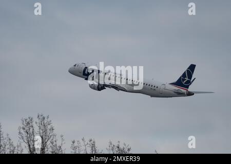 Zürich, Schweiz, 20. Januar 2023 LOT Polnische Fluggesellschaften Embraer E-195AR Flugzeuge starten von Landebahn 28 Stockfoto