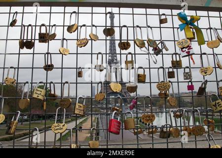 Liebesschlösser am Zaun im Trocadero mit Blick auf den Eiffelturm, Paris, Frankreich Stockfoto