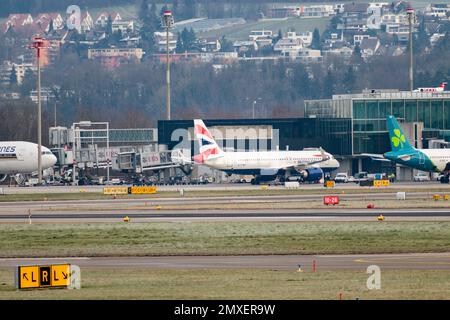 Zürich, Schweiz, 20. Januar 2023 British Airways Airbus A320-251N parkt am Tor Stockfoto