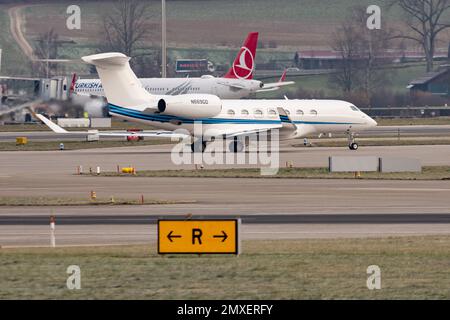 Zürich, Schweiz, 20. Januar 2023 Gulfstream G600 Business Aircraft fährt zu seiner Position Stockfoto