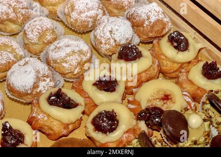 Tablett mit einer Auswahl an verschiedenen Arten von italienischem Gebäck zum Verkosten. Hochwertiges Foto Stockfoto