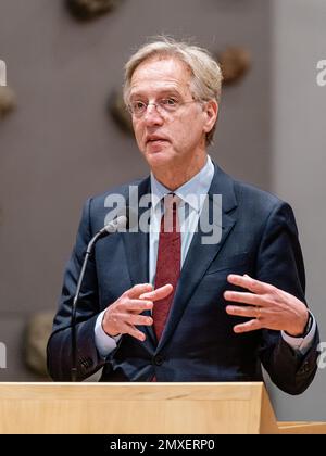 DEN HAAG, NIEDERLANDE - JANUAR 24: Minister für Bildung, Kultur und Wissenschaft Robbert Dijkgraaf vom D66 während der Fragestunde im niederländischen parlament von Tweede Kamer am 24. Januar 2023 in Den Haag, Niederlande (Foto: Jeroen Meuwsen/Orange Pictures) Stockfoto