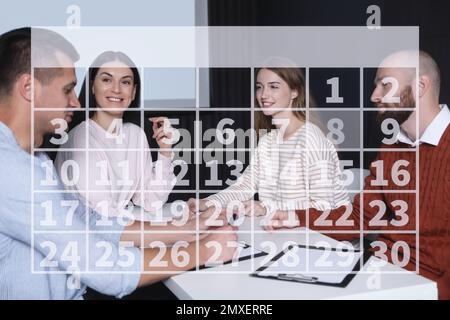 Kalender und Personen, die Geschäftstreffen im Konferenzraum abhalten Stockfoto