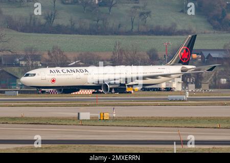 Zürich, Schweiz, 20. Januar 2023 Air Canada Airbus A330-343 auf Position Stockfoto