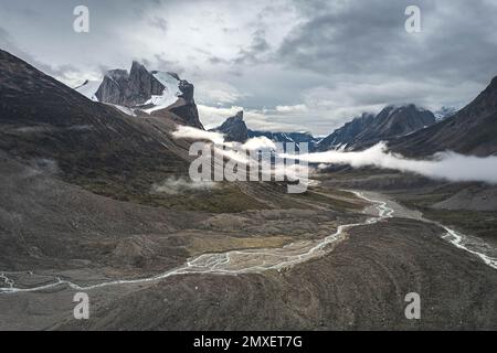 Breidablik Peak und Mt. Thor vom Akshayak Pass aus gesehen, Baffin Island Stockfoto