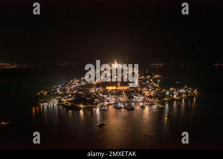 Eine Luftaufnahme der Insel Janitzio bei Nacht im Lake Patzcuaro im Bundesstaat Michoacan, Mexiko. Stockfoto