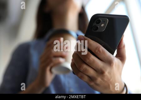 MYKOLAIV, UKRAINE - 16. MÄRZ 2020: Frau mit iPhone 11 Black in Innenräumen, Nahaufnahme Stockfoto