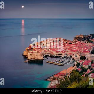 Landschaftsfotografie aus der Luft. Fantastischer Blick am Morgen auf Dubrovnik. Atemberaubende Sommerlandschaft der Adria, Kroatien, Europa. Schöne Welt o Stockfoto