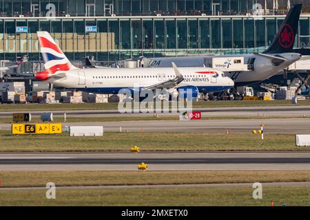Zürich, Schweiz, 20. Januar 2023 British Airways Airbus A320-251N rollt zu seiner Startposition Stockfoto