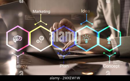 Doppelbelichtung eines Menschen, der an einem Laptop arbeitet, im Büro und im Plan, Nahaufnahme. Digitales Marketingkonzept Stockfoto