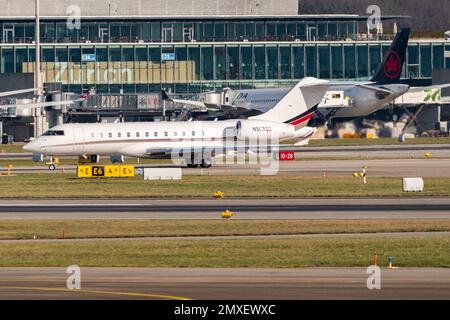 Zürich, Schweiz, 20. Januar 2023 Bombardier Global 6000 Business Aircraft nimmt seine Position ein Stockfoto