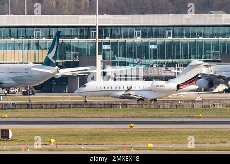 Zürich, Schweiz, 20. Januar 2023 Bombardier Global 6000 Business Aircraft nimmt seine Position ein Stockfoto