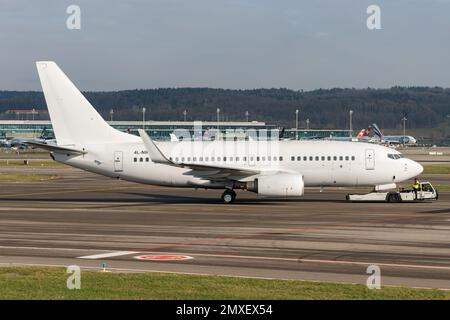 Zürich, Schweiz, 20. Januar 2023 Georgian Airways Boeing 737-783 ist in Position Stockfoto