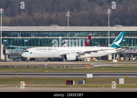 Zürich, Schweiz, 20. Januar 2023 Flugzeug Cathay Pacific Airbus A350-941 fährt in Startposition Stockfoto