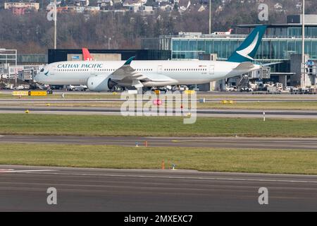 Zürich, Schweiz, 20. Januar 2023 Flugzeug Cathay Pacific Airbus A350-941 fährt in Startposition Stockfoto