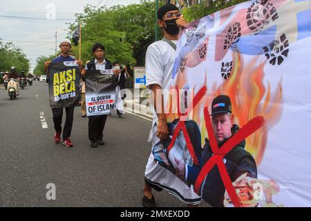 Yogyakarta, Indonesien. 03. Februar 2023. Demonstranten halten während einer Kundgebung in Yogyakarta, Indonesien, am 3. Februar 2023 ein Poster, um gegen die Verbrennung eines Korans durch einen rechtsextremen dänischen Politiker zu demonstrieren. Rasmus Paludan zerstörte Anfang Januar vor der türkischen Botschaft das muslimische Heilige Buch in Stockholm. (Foto: FREEDY TUNGGA/INA PHOTO AGENCY/SIPA USA) Guthaben: SIPA USA/Alamy Live News Stockfoto