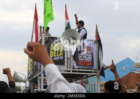 Yogyakarta, Indonesien. 03. Februar 2023. Muslimische Demonstranten rufen während einer Kundgebung am 3. Februar 2023 in Yogyakarta, Indonesien, Slogans, um gegen die Verbrennung eines Korans durch einen rechtsextremen dänischen Politiker zu demonstrieren. Rasmus Paludan zerstörte Anfang Januar vor der türkischen Botschaft das muslimische Heilige Buch in Stockholm. (Foto: FREEDY TUNGGA/INA PHOTO AGENCY/SIPA USA) Guthaben: SIPA USA/Alamy Live News Stockfoto