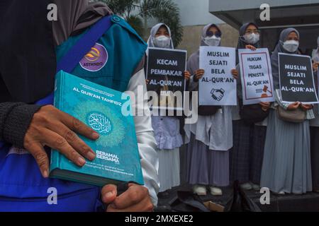 Yogyakarta, Indonesien. 03. Februar 2023. Indonesische Muslime nehmen am 3. Februar 2023 an einer Kundgebung in Yogyakarta, Indonesien, Teil, um gegen die Verbrennung eines Korans durch einen rechtsextremen dänischen Politiker zu demonstrieren. Rasmus Paludan zerstörte Anfang Januar vor der türkischen Botschaft das muslimische Heilige Buch in Stockholm. (Foto: FREEDY TUNGGA/INA PHOTO AGENCY/SIPA USA) Guthaben: SIPA USA/Alamy Live News Stockfoto