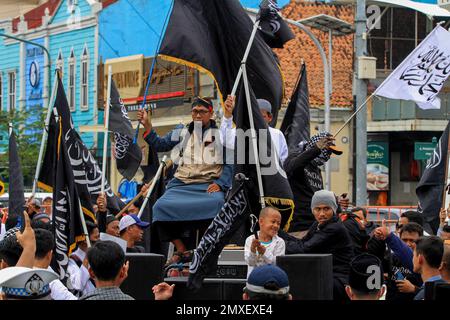 Yogyakarta, Indonesien. 03. Februar 2023. Indonesische Muslime nehmen am 3. Februar 2023 an einer Kundgebung in Yogyakarta, Indonesien, Teil, um gegen die Verbrennung eines Korans durch einen rechtsextremen dänischen Politiker zu demonstrieren. Rasmus Paludan zerstörte Anfang Januar vor der türkischen Botschaft das muslimische Heilige Buch in Stockholm. (Foto: FREEDY TUNGGA/INA PHOTO AGENCY/SIPA USA) Guthaben: SIPA USA/Alamy Live News Stockfoto