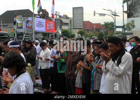 Yogyakarta, Indonesien. 03. Februar 2023. Indonesische Muslime nehmen am 3. Februar 2023 an einer Kundgebung in Yogyakarta, Indonesien, Teil, um gegen die Verbrennung eines Korans durch einen rechtsextremen dänischen Politiker zu demonstrieren. Rasmus Paludan zerstörte Anfang Januar vor der türkischen Botschaft das muslimische Heilige Buch in Stockholm. (Foto: FREEDY TUNGGA/INA PHOTO AGENCY/SIPA USA) Guthaben: SIPA USA/Alamy Live News Stockfoto