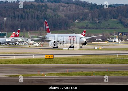 Zürich, Schweiz, 20. Januar 2023 Internationale Schweizer Fluggesellschaften Boeing 777-3DEER-Flugzeuge Rollen zu ihrer Position Stockfoto