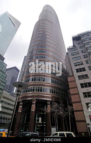 Atemberaubende Aussicht auf das Lipstick Building, ein Wolkenkratzer in New York City. Sein schlankes, zylindrisches Design mit Glasfassade macht ihn zu einem Wahrzeichen Stockfoto