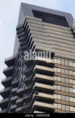 Atemberaubende Aussicht auf ein modernes Hochhaus mit einzigartigem eckigem Design aus Glas und Stahl, perfekt für Fotos von Stadtbildern. Stockfoto