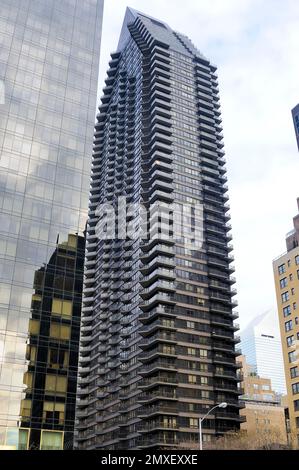 Atemberaubende Aussicht auf ein modernes Hochhaus mit einzigartigem eckigem Design aus Glas und Stahl, perfekt für Fotos von Stadtbildern. Stockfoto