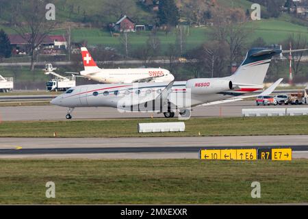 Zürich, Schweiz, 20. Januar 2023 Gulfstream G650-er Business Aircraft nimmt seine Position ein Stockfoto