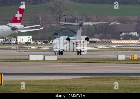 Zürich, Schweiz, 20. Januar 2023 Gulfstream G650-er Business Aircraft nimmt seine Position ein Stockfoto