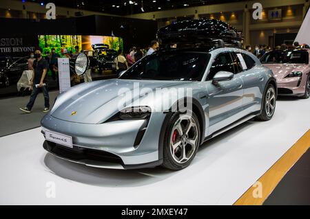 Bangkok, Thailand - 7. Dezember 2022: Porsche Taycan 4S vorgestellt auf der Motor Expo 2022 Stockfoto