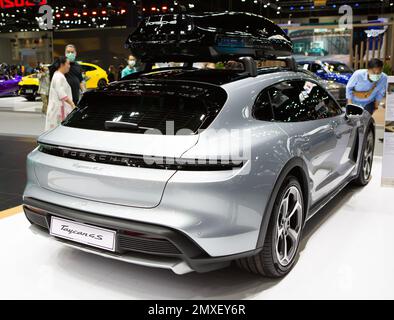 Bangkok, Thailand - 7. Dezember 2022: Rückansicht des Porsche Taycan 4S auf der Motor Expo 2022 Stockfoto