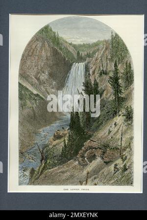 Antike Gravur von Yellowstone 1872, The Lower Falls. Eine Gruppe von Entdeckern klettert über die Klippen. Stockfoto