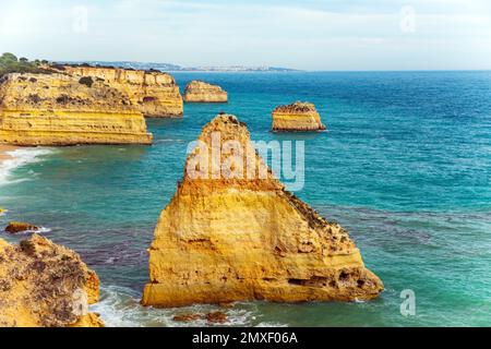Natürliche Höhlen und Strand, Algarve Portugal. Felsbögen von sieben Hängenden Tälern und türkisfarbenes Meerwasser an der Küste Portugals in der Region Algarve Stockfoto