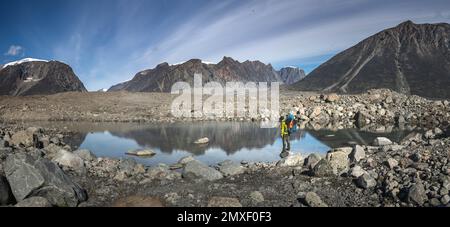 Wandern durch das abgelegene arktische Tal Akshayuk Pass, Baffin Island, Kanada. Panorama breit Stockfoto