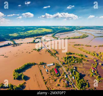 Überflutete Dörfer in der Westukraine. Hochwasser auf dem Dniester River. Blick von der fliegenden Drohne auf das Dorf Nyschniv nach wenigen Tagen des riesigen Regens. Disaster Konz Stockfoto