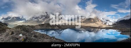 Wandern im arktischen Tal des Akshayuk Pass, Baffin Island, Kanada, Panoramablick Stockfoto