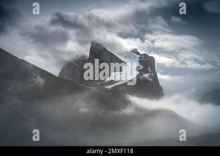 Breidablik Peak und Mt. Thor vom Akshayak Pass aus gesehen, Baffin Island Stockfoto