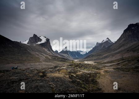 Breidablik Peak und Mt. Thor vom Akshayak Pass aus gesehen, Baffin Island Stockfoto