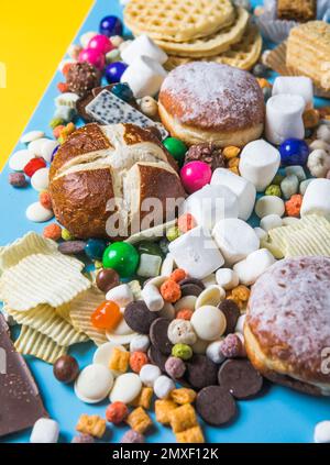 Auswahl an Speisen zum Mitnehmen und Fast Food. Nahaufnahme von oben, Auswahl schlechter Fettquellen Stockfoto