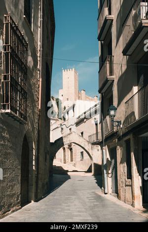 Tortosa, Spanien - 6. Oktober 2020: Blick auf die engen Gassen in der Altstadt von Tortosa. Provinz Tarragona. Spanien Stockfoto