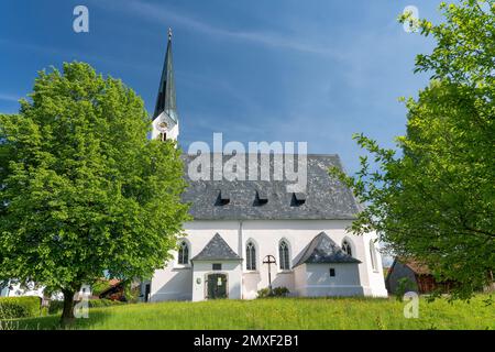 Die Kirche St. Johannes Baptist von Mehring in der Gemeinde Teisendorf - ein stark landwirtschaftlich geprüftes Dorf, Berchtesgadener Land, Oberbayern Stockfoto