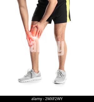 Mann mit Knieschmerzen auf weißem Hintergrund, Nahaufnahme Stockfoto