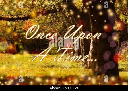Wunderschöner Zauberwald und Text, es war einmal. Märchenwelt Stockfoto