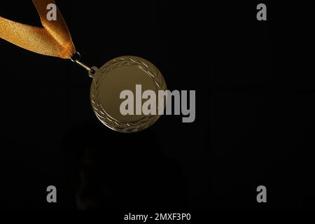 Goldmedaille auf schwarzem Hintergrund, Draufsicht. Raum für Design Stockfoto