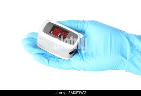 Arzt in Latexhandschuhen hält Fingerspitzen-Pulsoxymeter auf weißem Hintergrund, Nahaufnahme Stockfoto